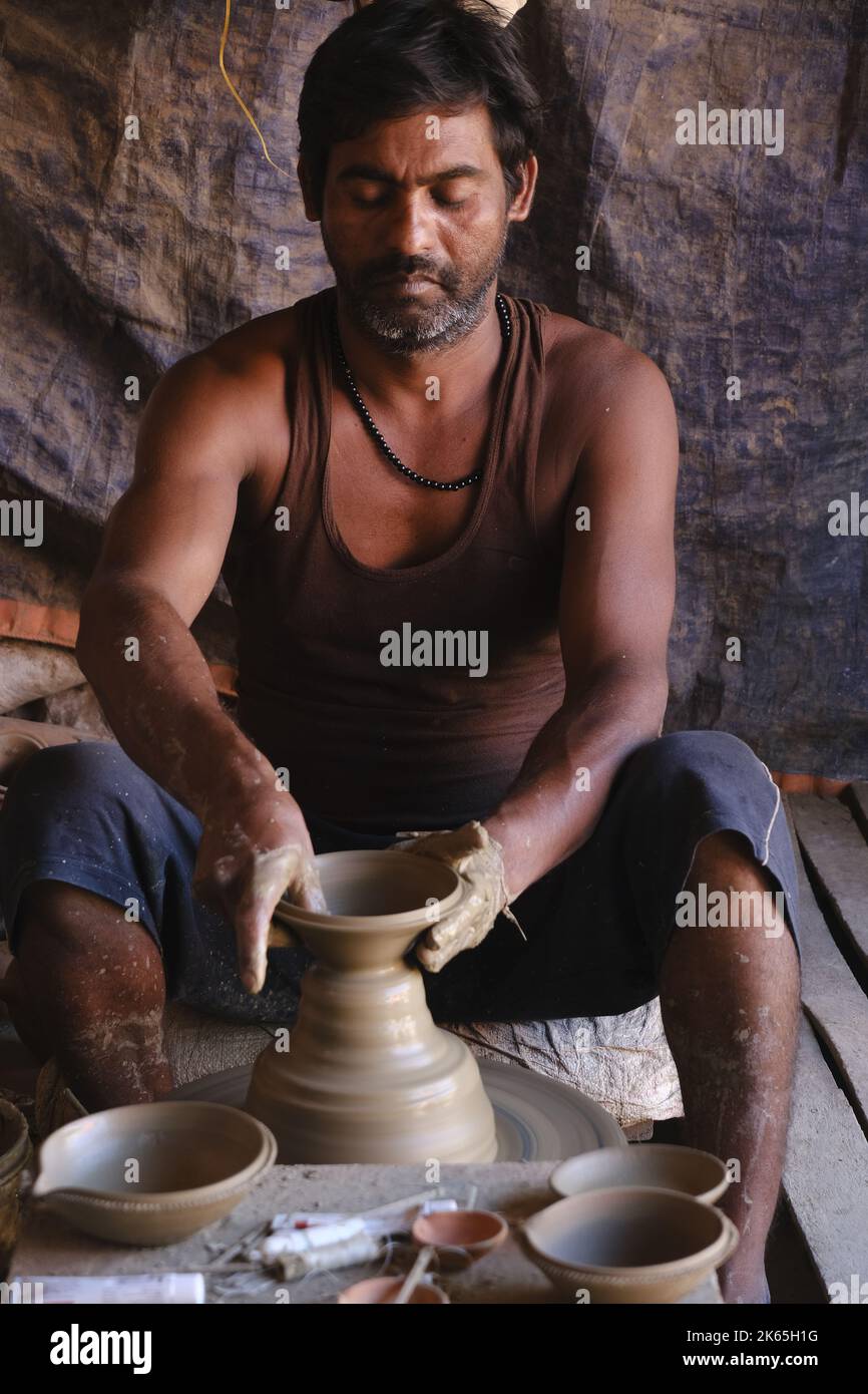 9 octobre 2022, Pune, Inde, Indian potter Making Diya (lampes à huile) ou lampes en terre pour le festival Diwali avec argile, belle lampe artistique en argile faite b Banque D'Images