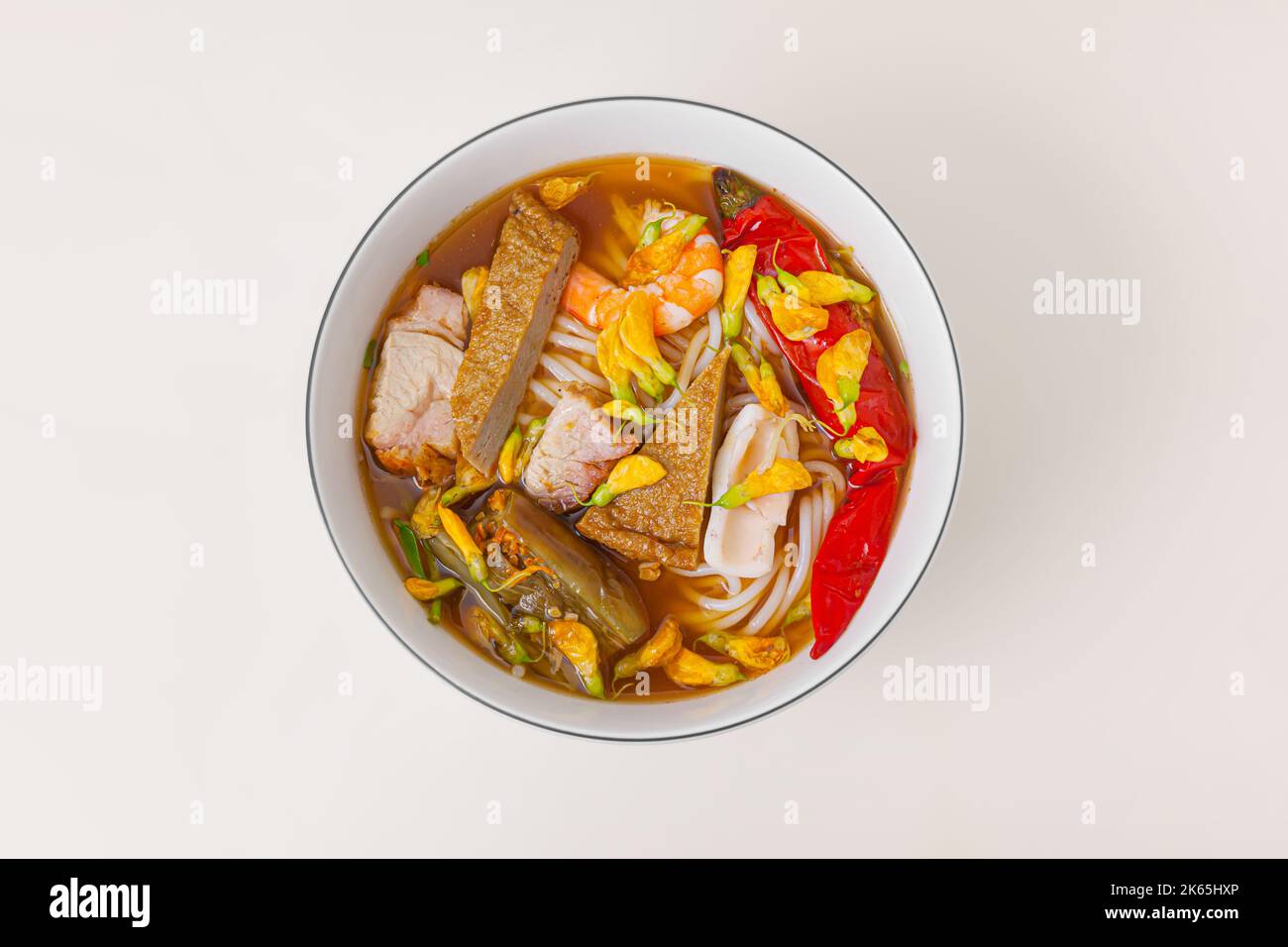 Bun mam, soupe vietnamienne de nouilles de riz avec pâte de poisson de crevettes, nourriture vietnamienne isolée sur fond blanc, vue du dessus Banque D'Images