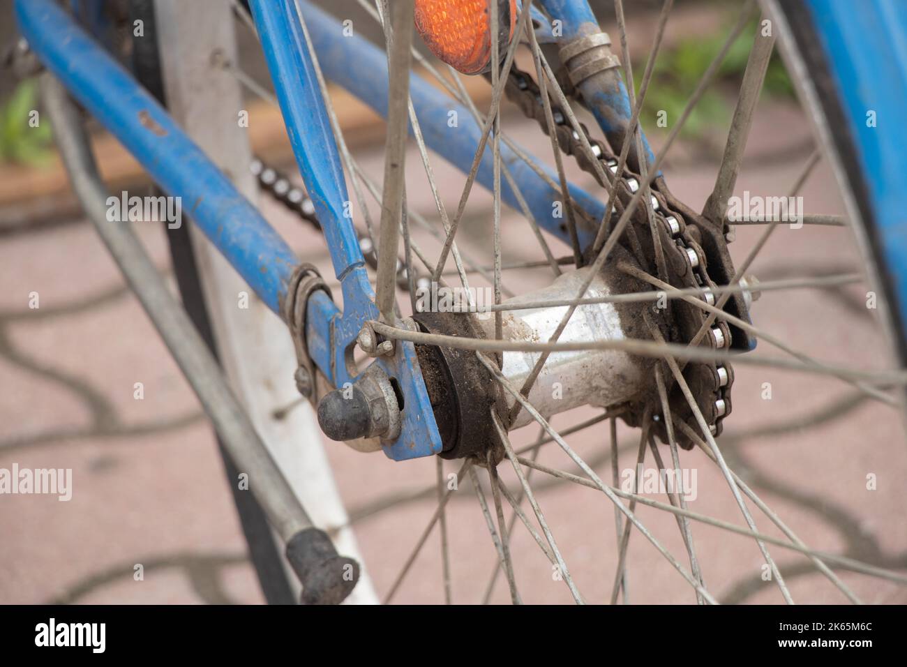vieux porte-vélo bleu dans la cour de près, vélo rétro Banque D'Images