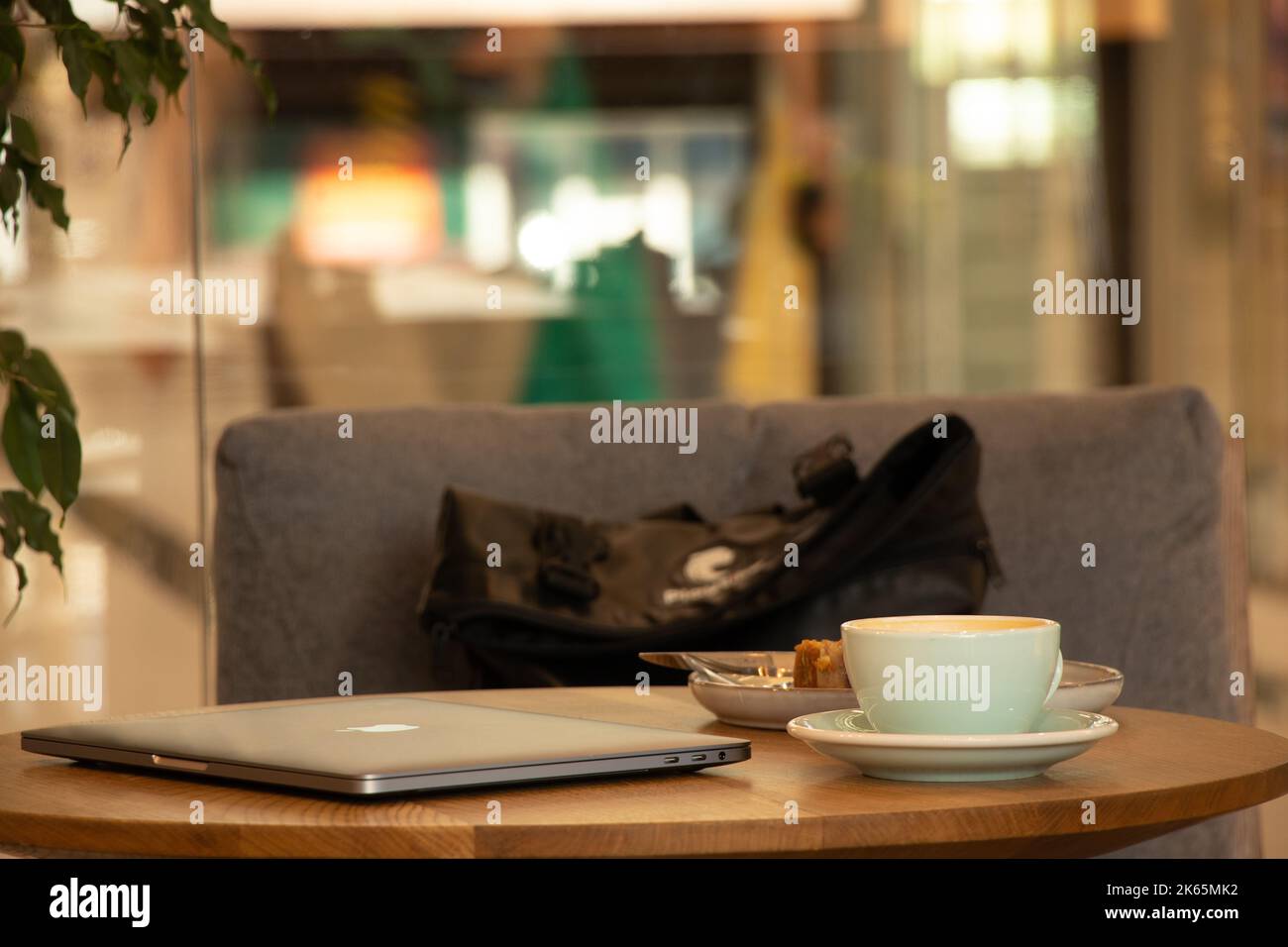 Ukraine Dnipro 15.07.2021 - Apple MacBook portable et une tasse de café sur la table dans un café sur une pause, travaillant à un ordinateur portable dans un café, ordinateur portable sur le t Banque D'Images