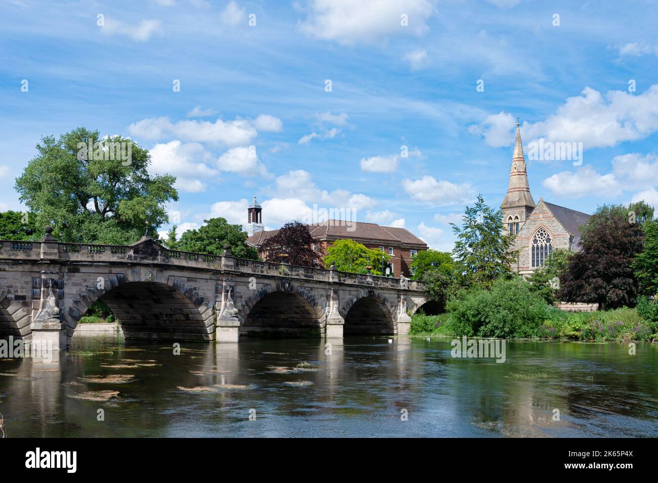 Le vieux pont anglais en pierre sur la rivière Severn à Shrewsbury, Angleterre Banque D'Images