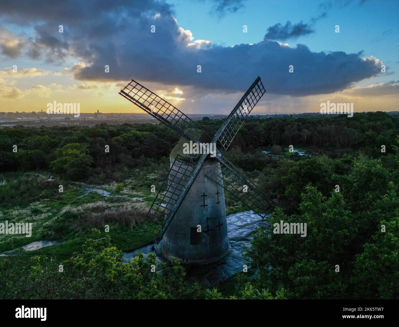 Moulin de Bidston hanté au lever du soleil avec des nuages sombres - tir de drone aérien Banque D'Images