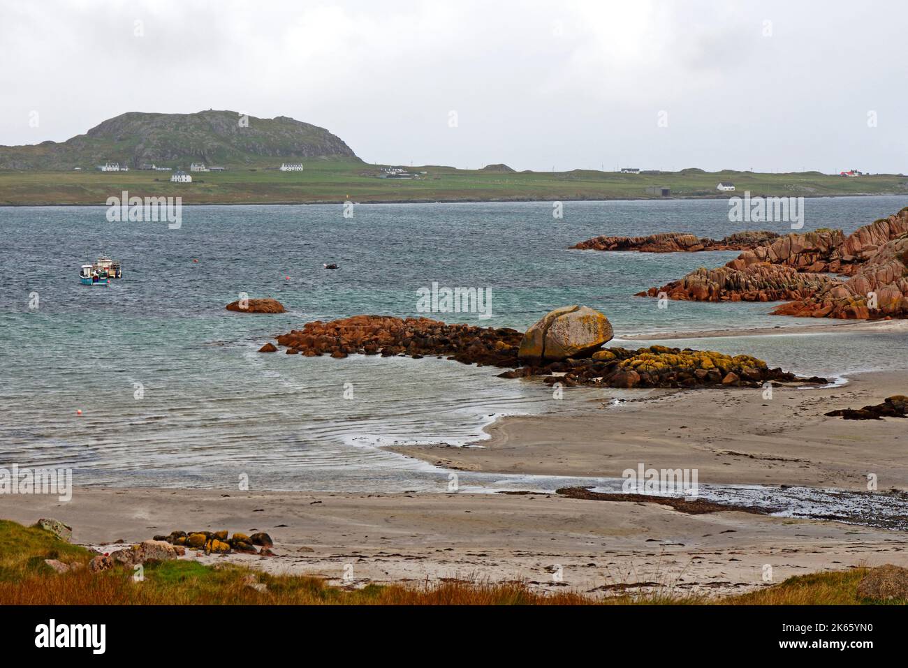 Une vue sur le détroit d'Iona à l'île d'Iona dans les Hébrides intérieures de la côte de Mull à Fionnphort, île de Mull, Écosse. Banque D'Images