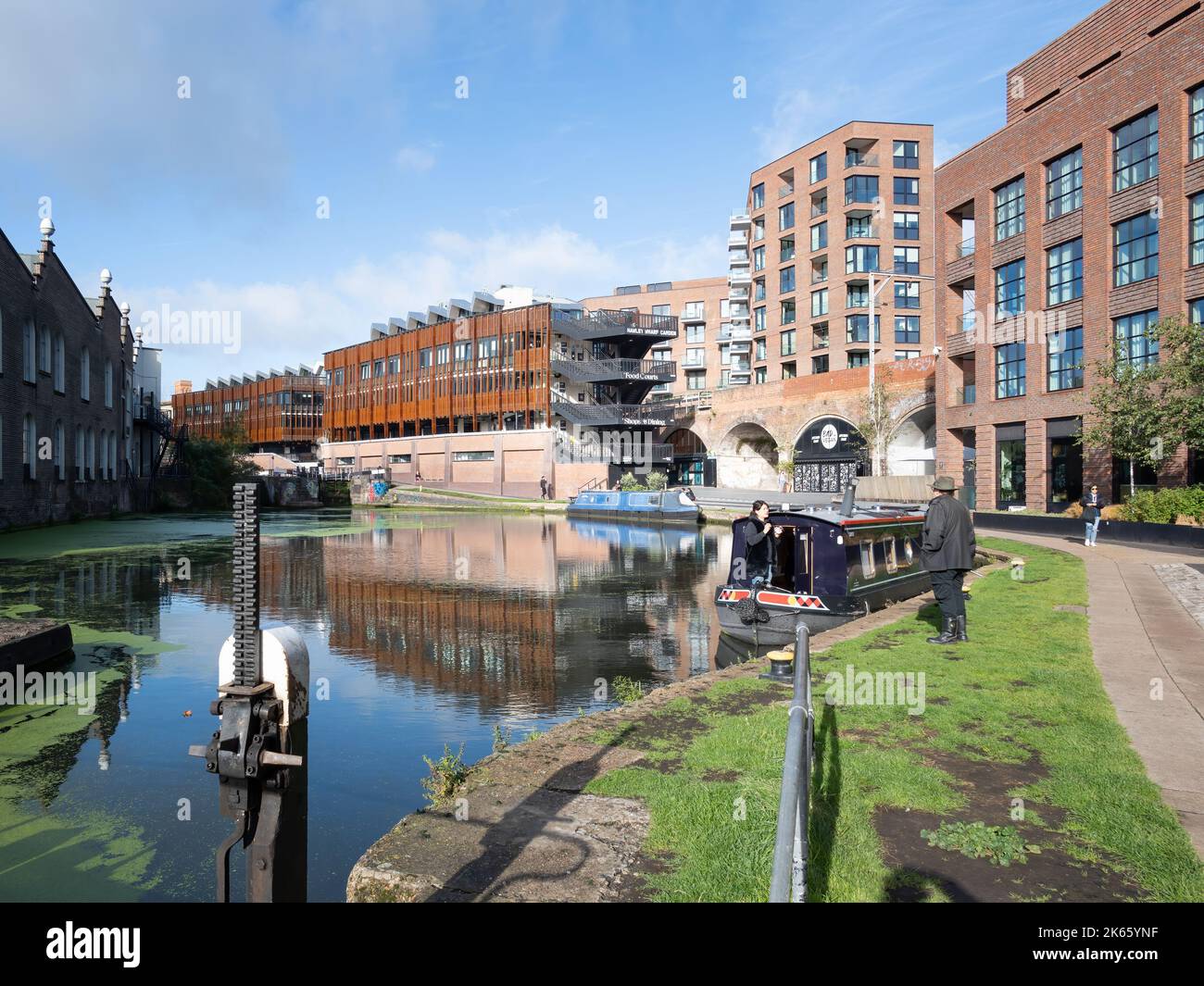 Londres, Angleterre, Royaume-Uni - développement d'utilisation mixte de Hawley Wharf par AHMM au-dessus du canal Regents à Camden Banque D'Images
