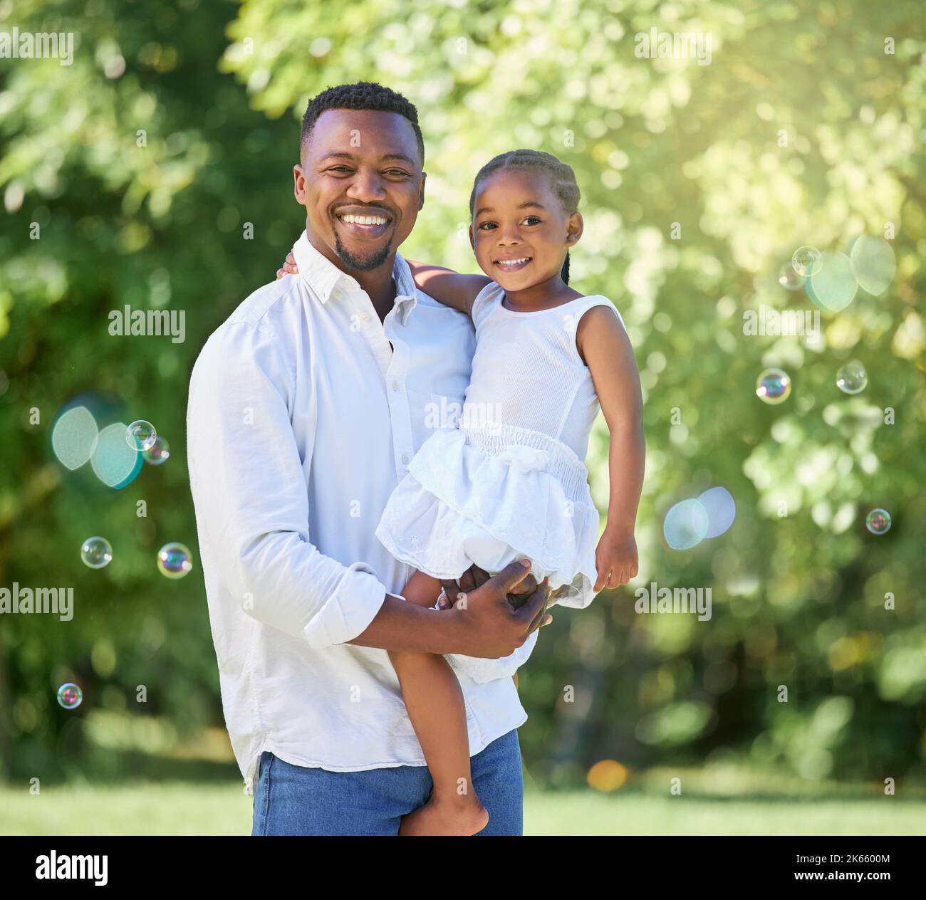 C'est ma fille et elle veut dire le monde pour moi. Un homme et sa fille passent la journée à l'extérieur. Banque D'Images