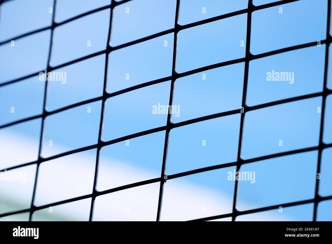 Grille avec cellule rectangulaire sur fond bleu ciel Banque D'Images