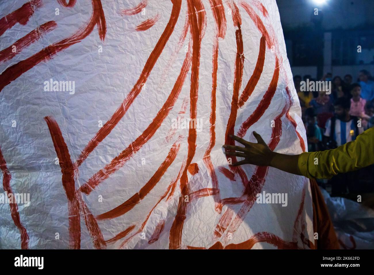 Bangladesh. 11th octobre 2022. Photographie franche de lanternes en cours de diffusion pendant le festival Probarona Purnima au temple bouddhiste de Mukda, Dhaka. (Credit image: © Md. Noor Hossain/Pacific Press via ZUMA Press Wire) Credit: ZUMA Press, Inc./Alamy Live News Banque D'Images