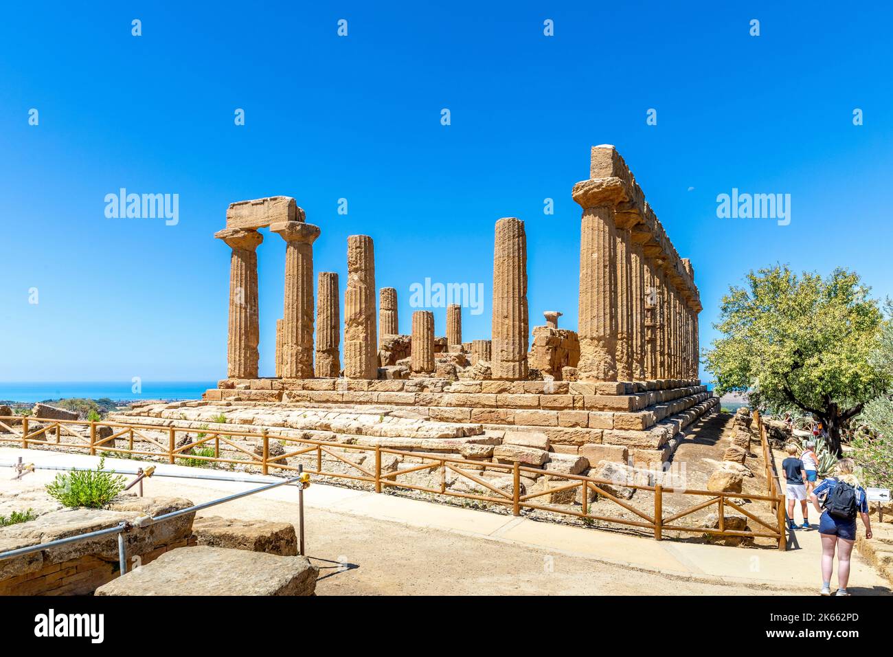 Agrigento, Sicile, Italie - 12 juillet 2020 : le temple de Juno, dans la vallée des temples d'Agrigento en Sicile Banque D'Images