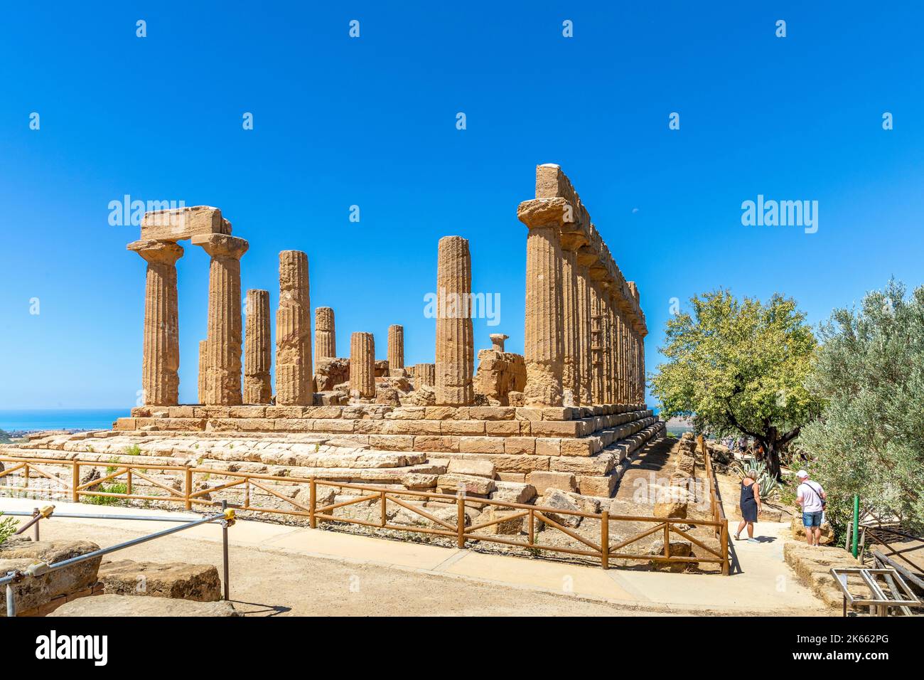 Agrigento, Sicile, Italie - 12 juillet 2020 : le temple de Juno, dans la vallée des temples d'Agrigento en Sicile Banque D'Images
