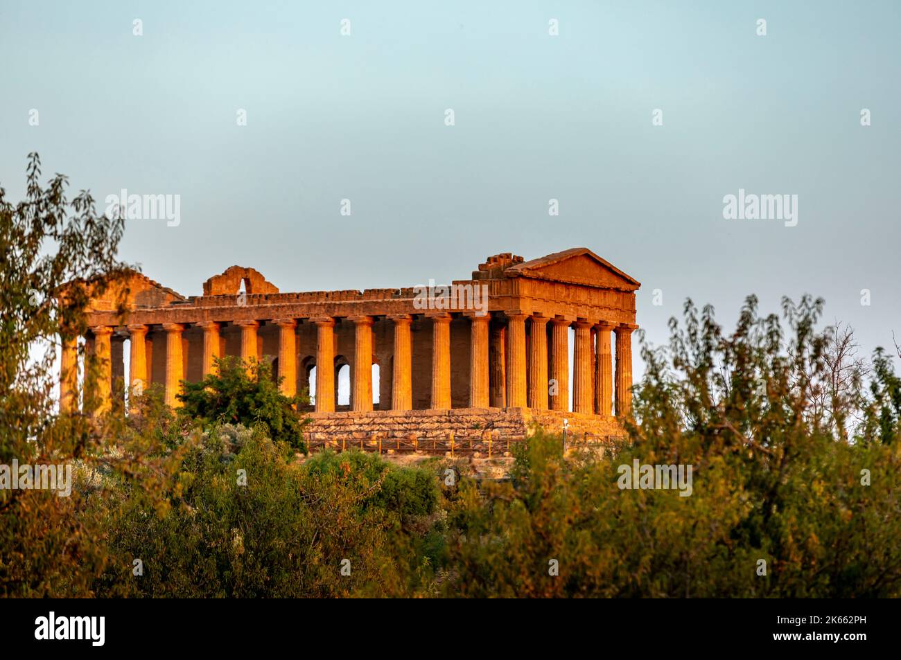 Agrigento, Sicile, Italie - 12 juillet 2020 : ruines grecques du temple Concordia dans la vallée des temples près d'Agrigento en Sicile Banque D'Images