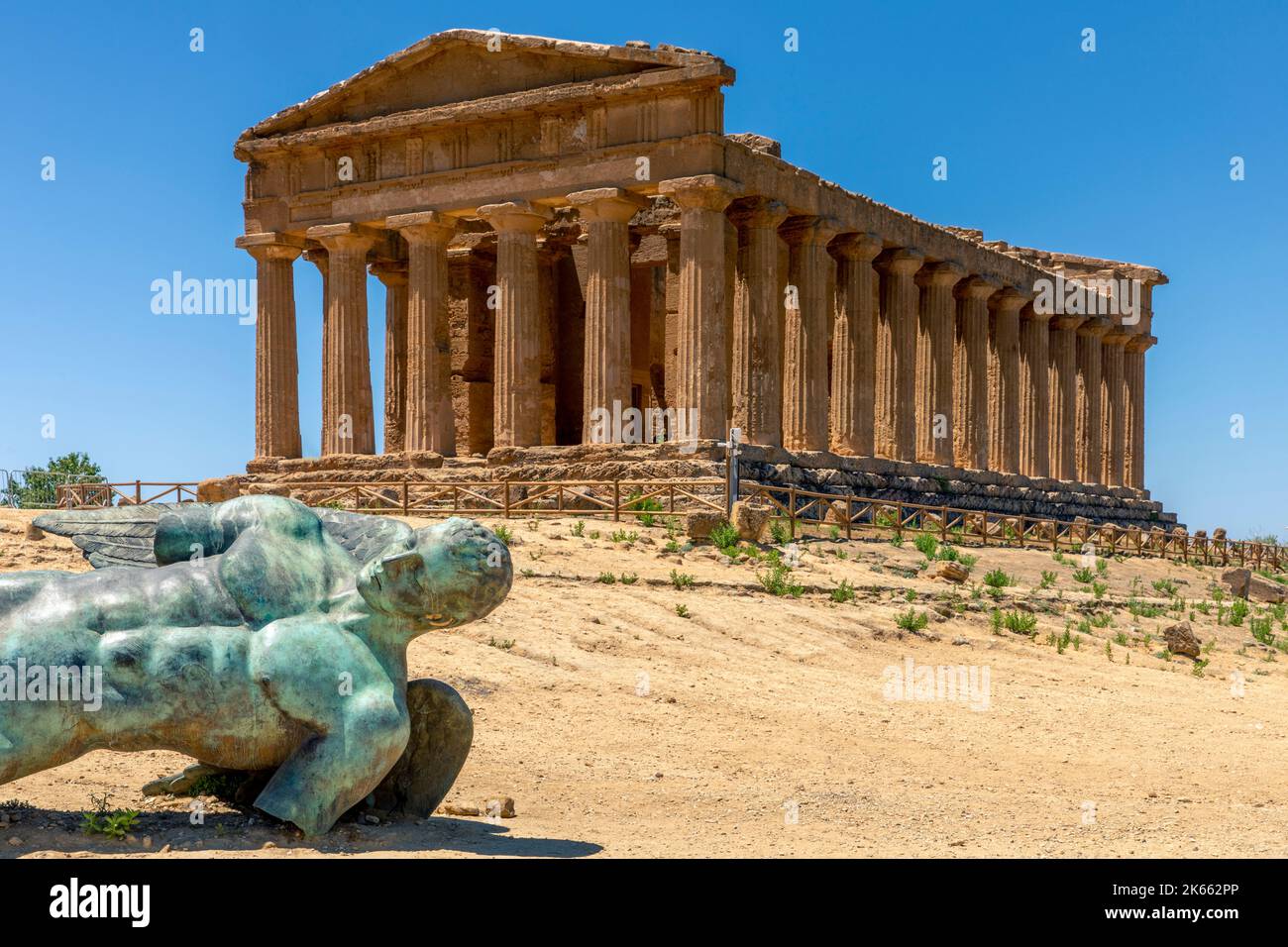 Agrigento, Sicile, Italie - 12 juillet 2020 : Vallée des temples, Agrigento Sicile en Italie. Statue en bronze Icarus Banque D'Images