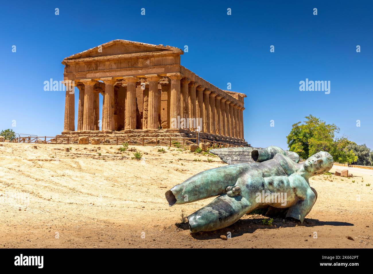 Agrigento, Sicile, Italie - 12 juillet 2020 : Vallée des temples, Agrigento Sicile en Italie. Statue en bronze Icarus Banque D'Images