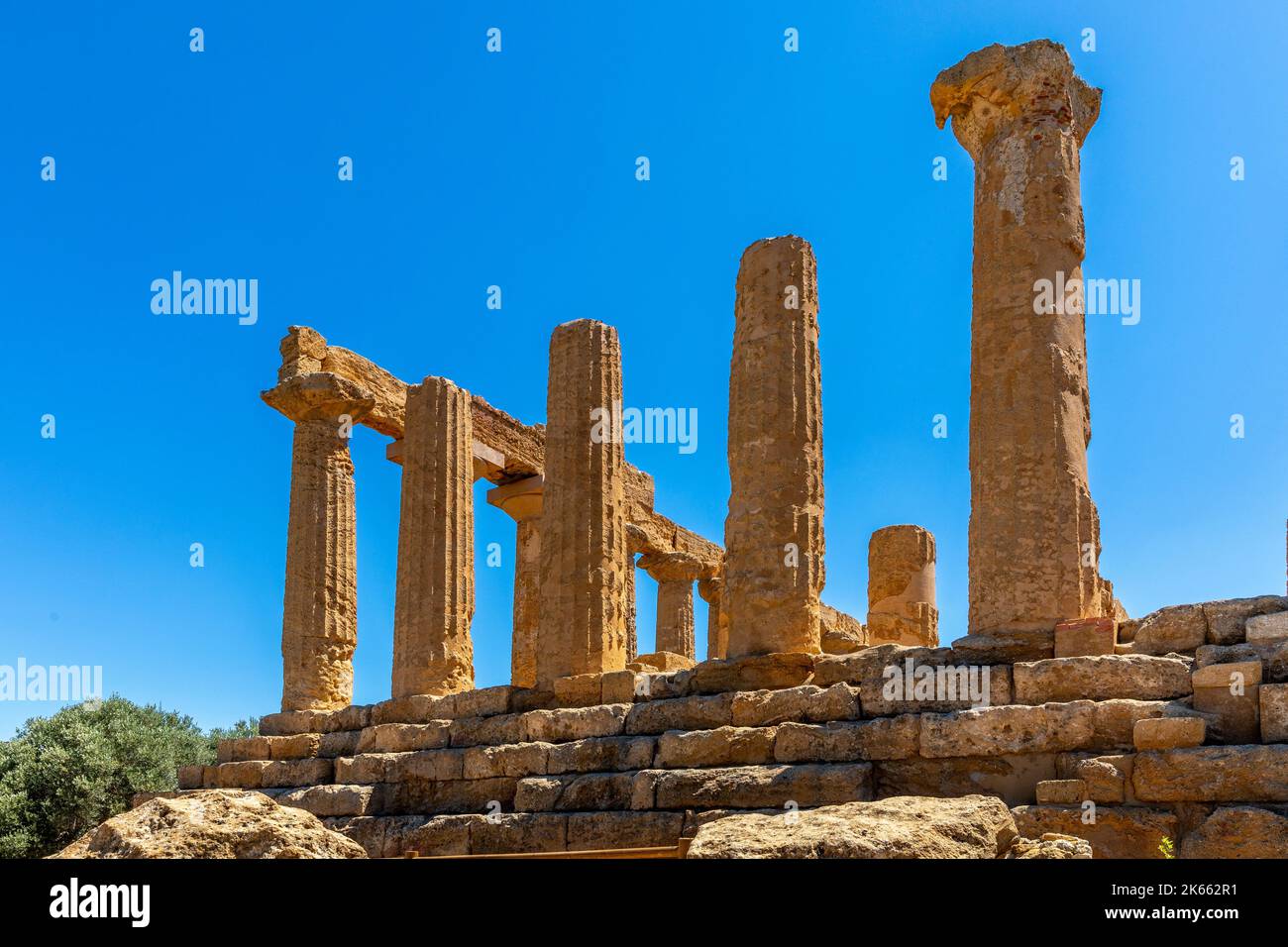 Agrigento, Sicile, Italie - 12 juillet 2020 : le temple de Juno, dans la vallée des temples d'Agrigento en Sicile Banque D'Images