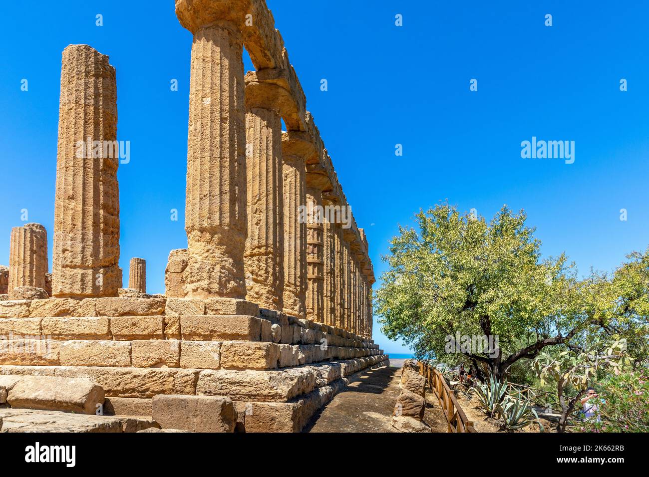 Agrigento, Sicile, Italie - 12 juillet 2020 : le temple de Juno, dans la vallée des temples d'Agrigento en Sicile Banque D'Images