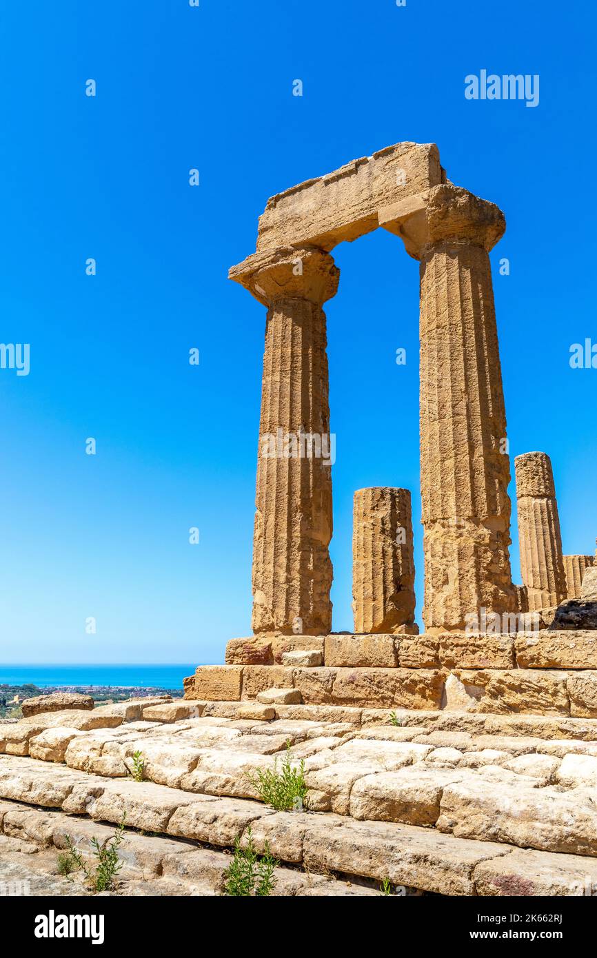 Agrigento, Sicile, Italie - 12 juillet 2020 : le temple de Juno, dans la vallée des temples d'Agrigento en Sicile Banque D'Images