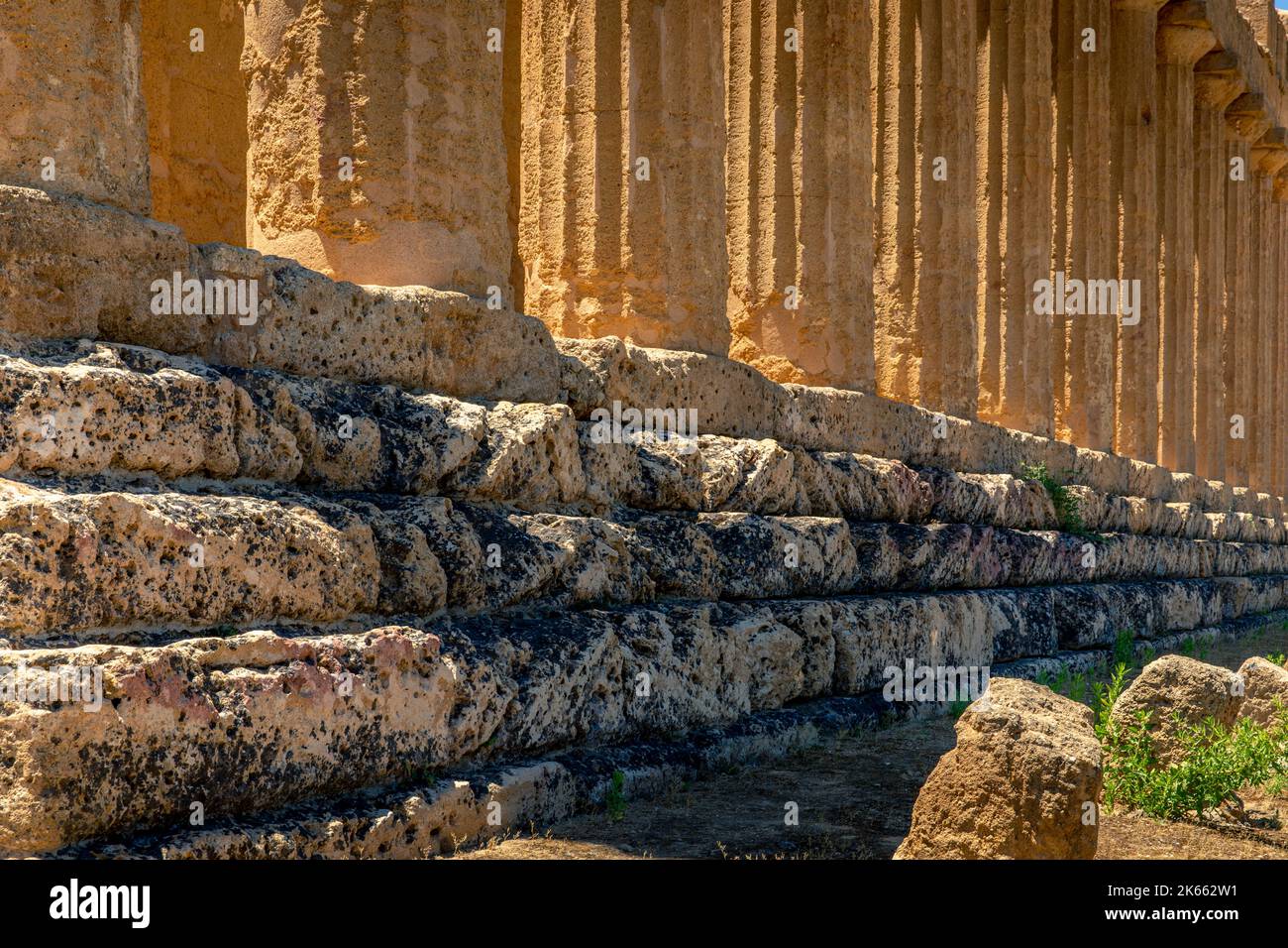 Agrigento, Sicile, Italie - 12 juillet 2020 : ruines grecques du temple Concordia dans la vallée des temples près d'Agrigento en Sicile Banque D'Images