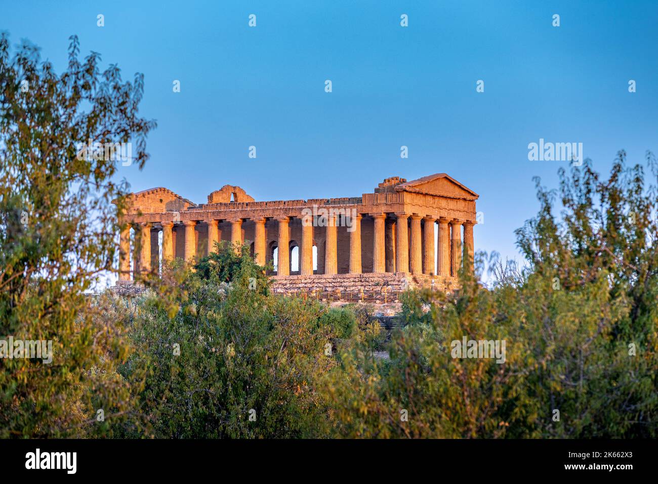 Agrigento, Sicile, Italie - 12 juillet 2020 : ruines grecques du temple Concordia dans la vallée des temples près d'Agrigento en Sicile Banque D'Images