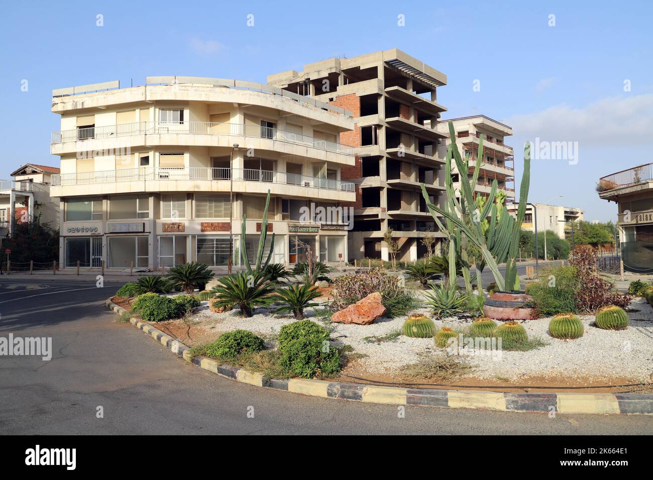 Bâtiment abandonné dans la ville fantôme de Varosha; Famagusta (Gazimagusa); Replublic turc du nord de Chypre Banque D'Images