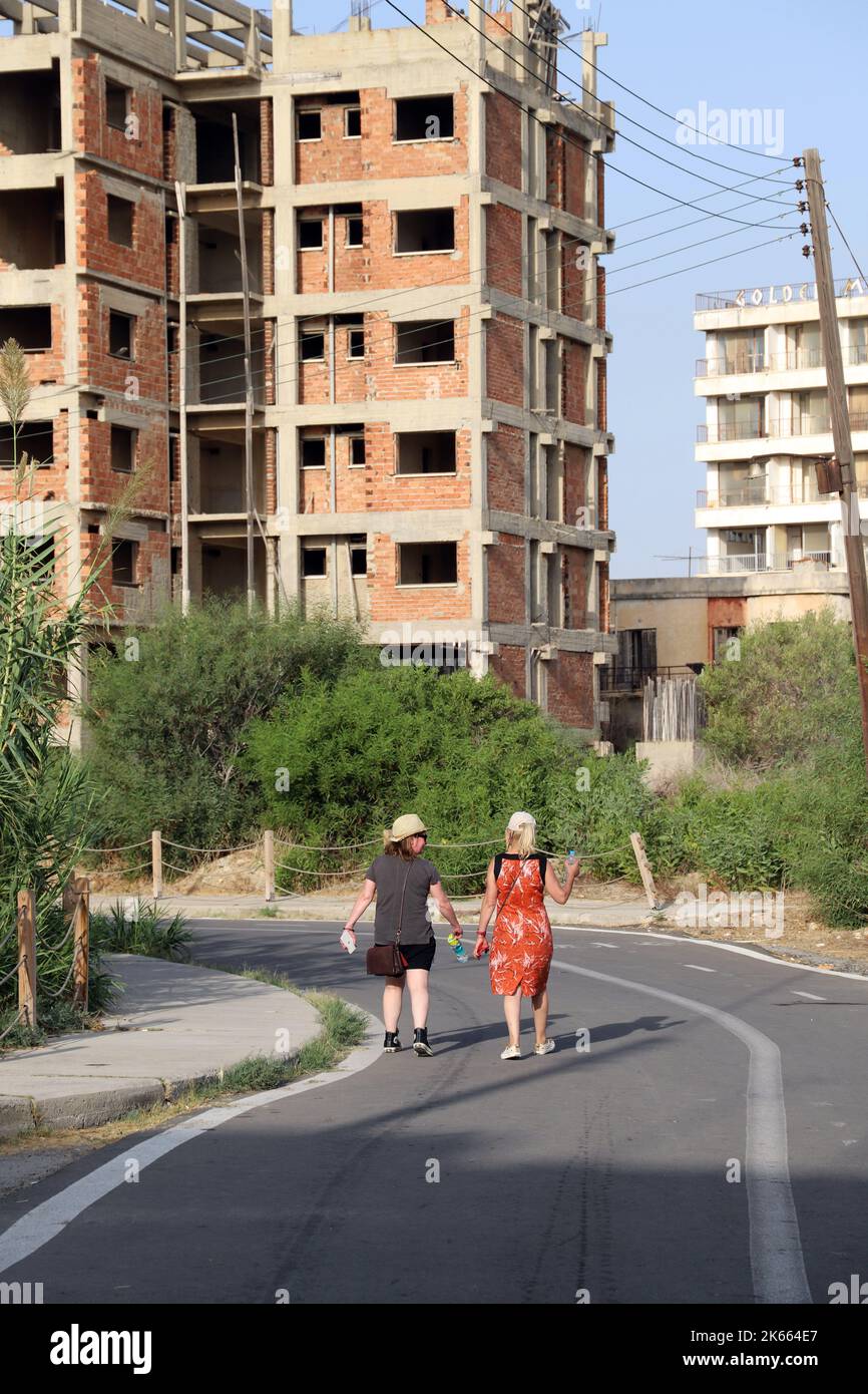 Touristes dans les rues désertes de Varosha, la 'ville fantôme' de Famagust.Repulic turc du nord de Chypre Banque D'Images