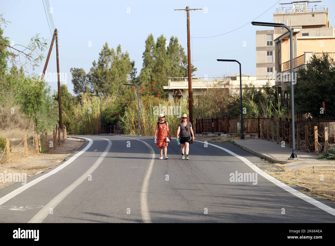 Touristes dans les rues désertes de Varosha, la 'ville fantôme' de Famagust.Repulic turc du nord de Chypre Banque D'Images