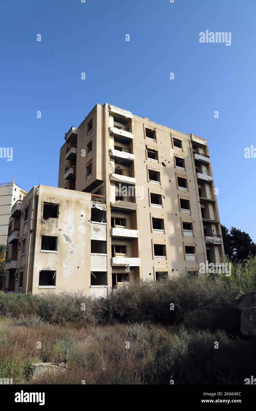 Bâtiment abandonné dans la ville fantôme de Varosha; Famagusta (Gazimagusa); Replublic turc du nord de Chypre Banque D'Images