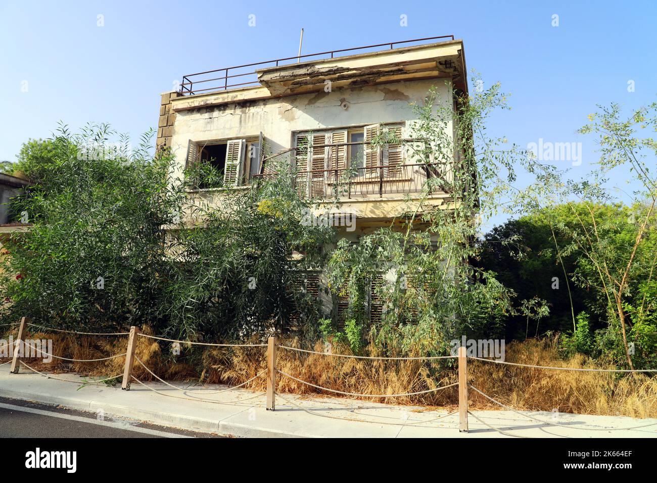 Bâtiment abandonné dans la ville fantôme de Varosha; Famagusta (Gazimagusa); Replublic turc du nord de Chypre Banque D'Images