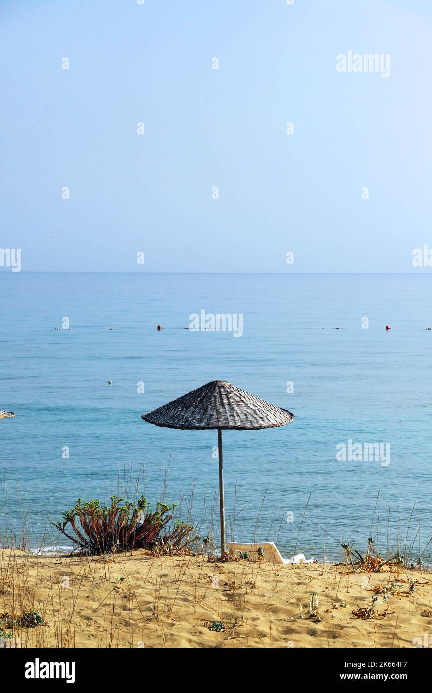 Ville fantôme de Varosha. Unbrella sur la plage; Famagusta (Gazimagusa); Replublic turc du nord de Chypre Banque D'Images