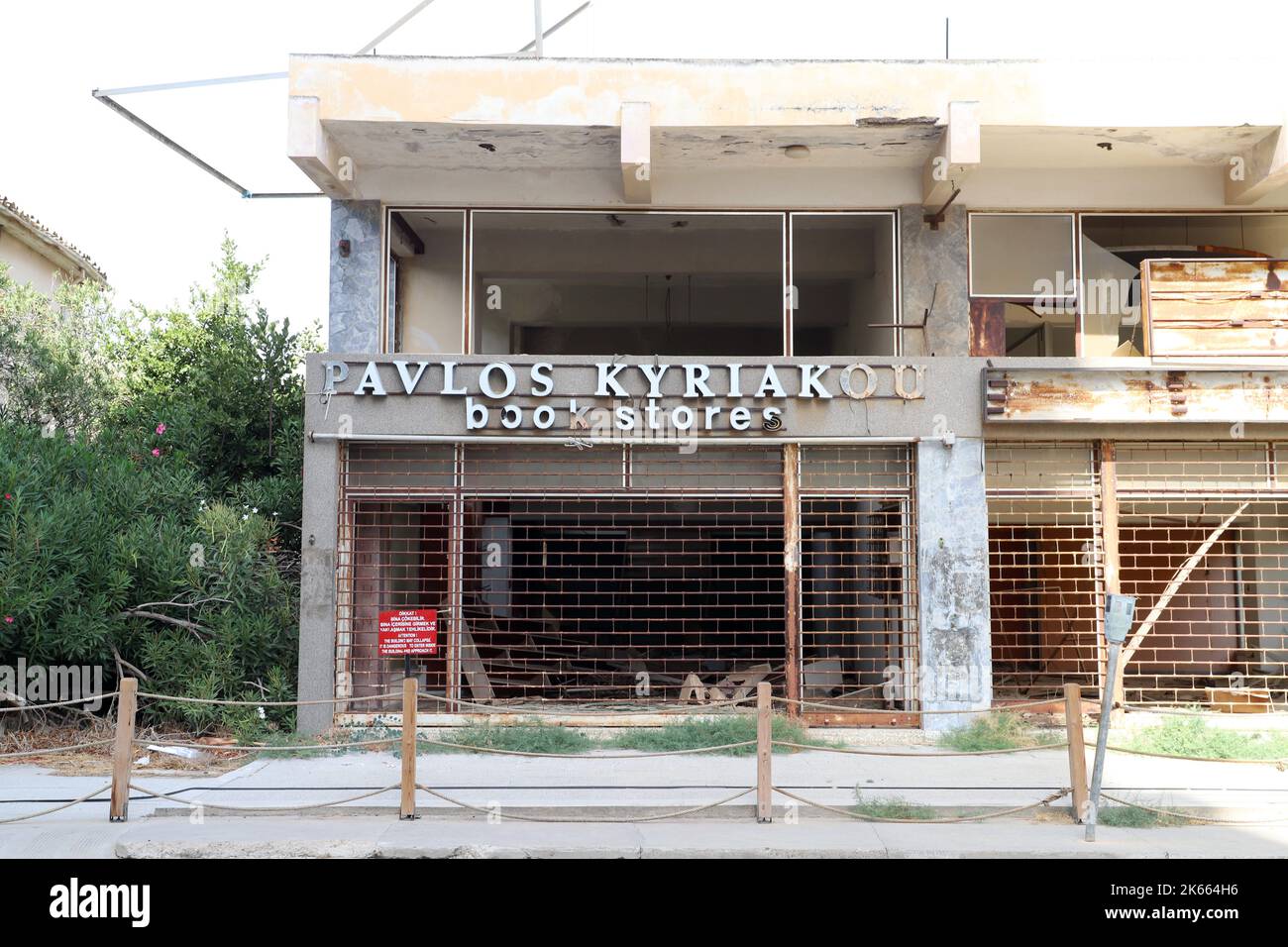 Réserve de livres abandonnée à Varosha Ghost Town; Famagusta (Gazimagusa); Replublic turc de Chypre du Nord Banque D'Images