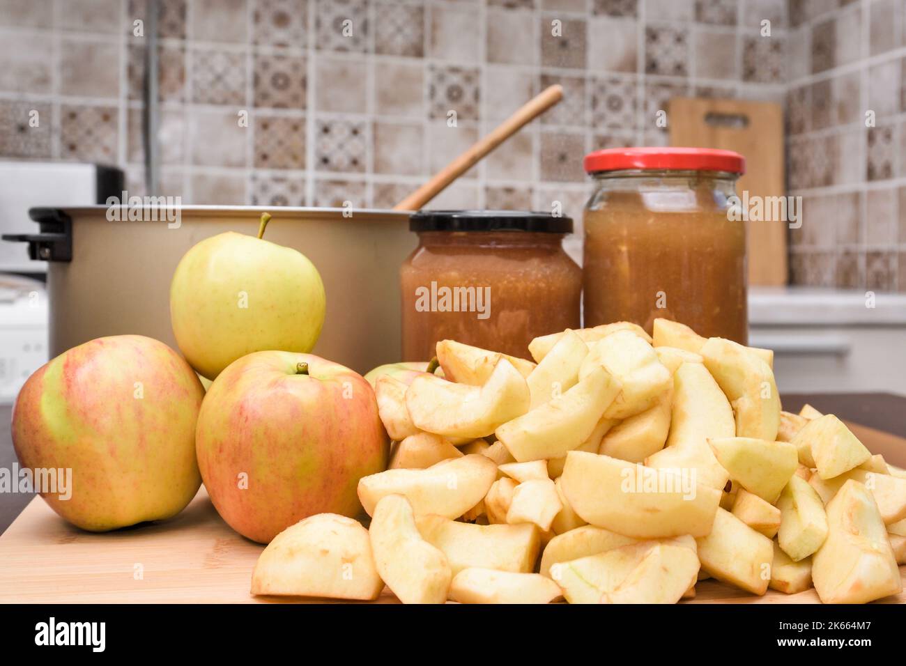 Coupez les pommes sur le fond des pots et un pot pour faire de la confiture Banque D'Images