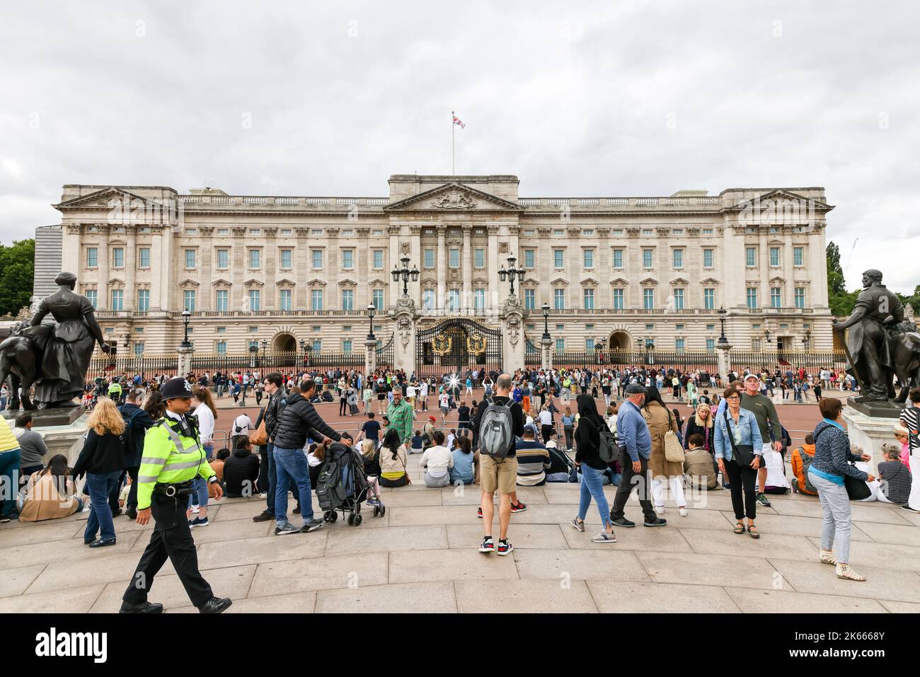 28 7 2022: Les visiteurs locaux et étrangers prennent des photos avant le Palais de Buckingham. Londres Banque D'Images