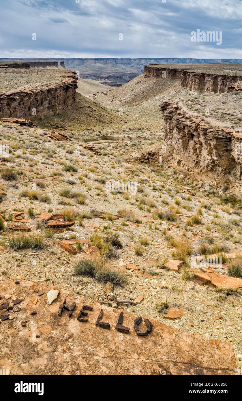 Inscription en pierre placée sur le bord du ravin dans la région de North Franks Canyon, menant à Nine Mile Canyon, vue de Wrinkle Road, West Tavaputs plateau Utah Banque D'Images