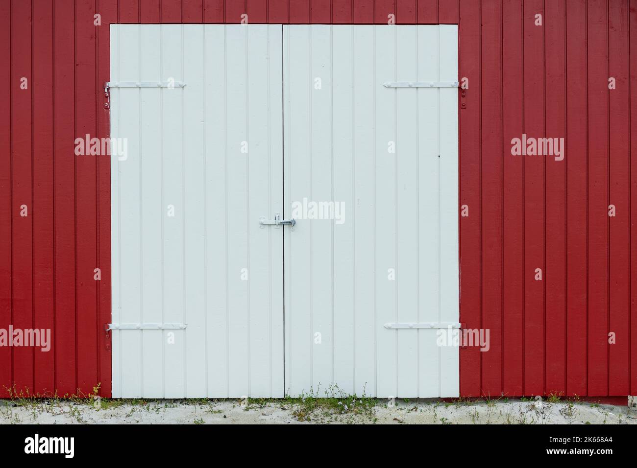 Porte rouge et mur extérieur en panneaux de fermeture – photo de stock Banque D'Images