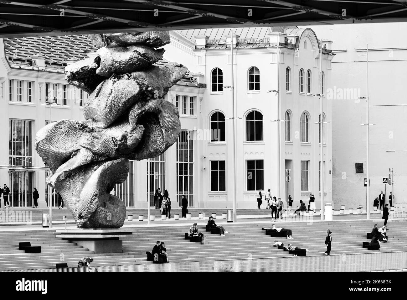 Sculpture Big Clay n° 4 dans le paysage de Moscou. Sculpture de l'artiste suisse Urs Fischer. l'acte de création sous la forme d'un morceau d'argent Banque D'Images