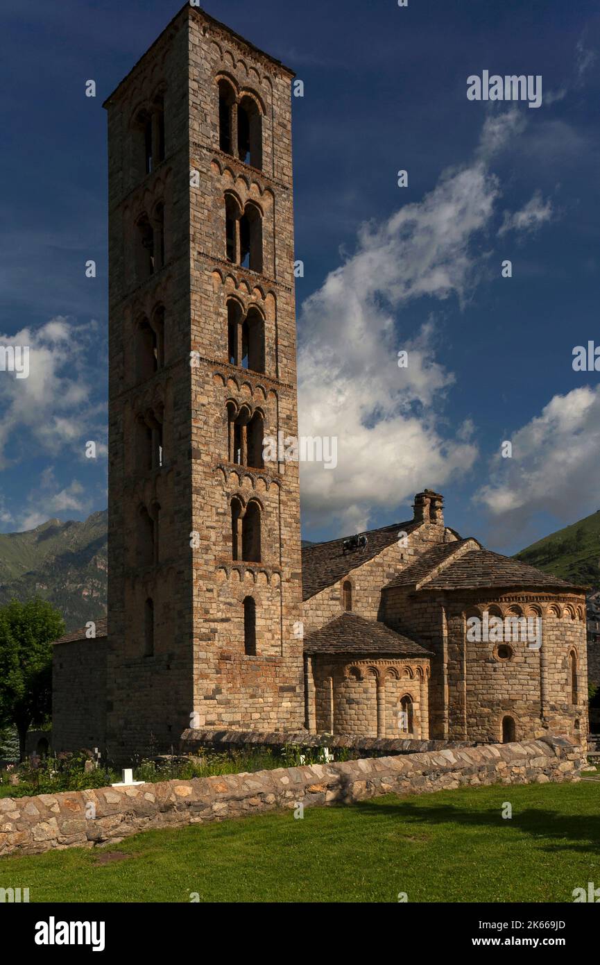 Église romane de Sant Climent, construite au début de 1100s, dans le village de Vall de Boí de Taüll, Catalogne, Espagne. Un beffroi de style italien éclipse l'église et ses trois absides orientaux semi-circulaires. Banque D'Images