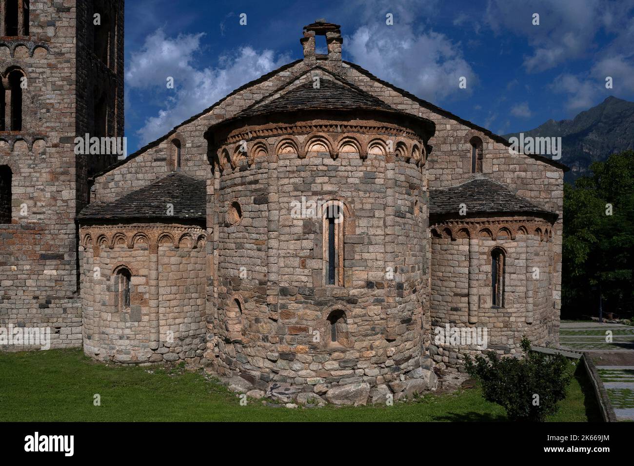 Église romane de Sant Climent, construite au début de 1100s, dans le village de Vall de Boí de Taüll, Catalogne, Espagne. L'église a trois apses orientales semi-circulaires, toutes avec une simple décoration Lombard et des fenêtres à fentes rondes, et un beffroi de style italien. Banque D'Images