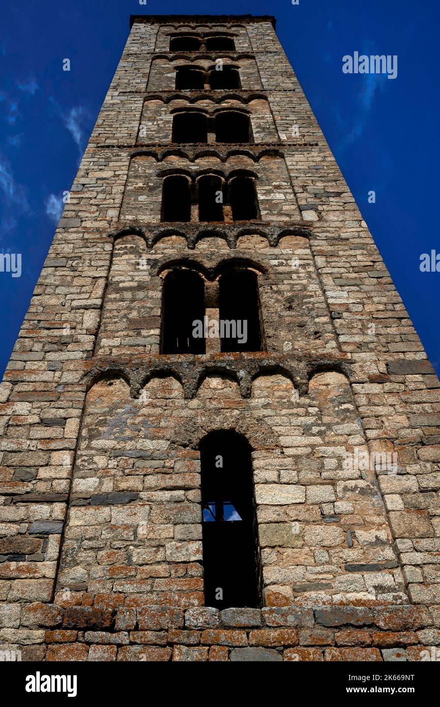 Clocher de style italien de l'église romane de Sant Climent, construit au début de 1100s, dans le village de Tall de Boí, Catalogne, Espagne. Banque D'Images