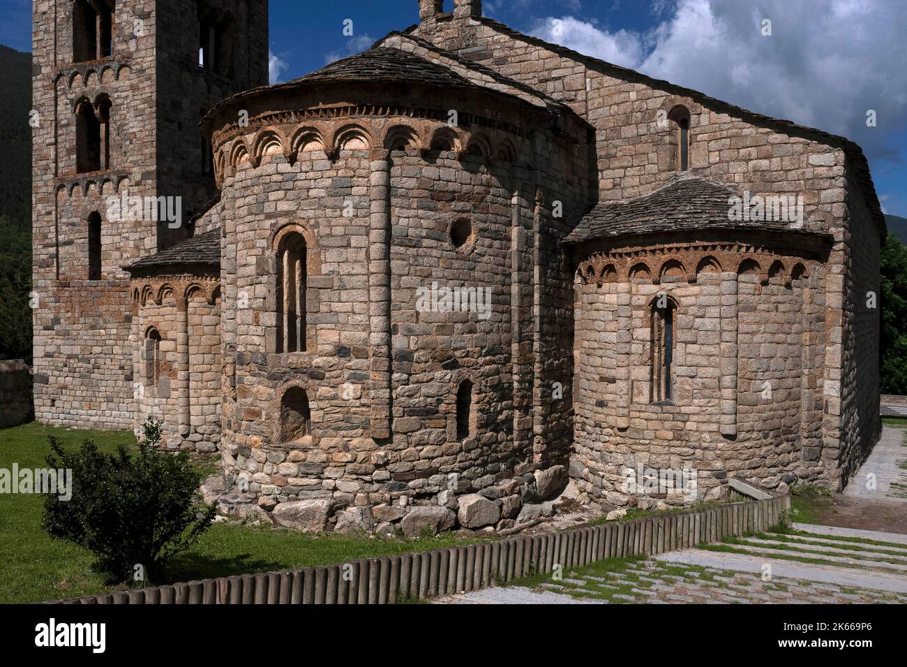 Église romane de Sant Climent, construite au début de 1100s, dans le village de Vall de Boí de Taüll, Catalogne, Espagne. L'église a trois apses orientales semi-circulaires, toutes avec une simple décoration Lombard et des fenêtres à fentes rondes, et un beffroi de style italien. Banque D'Images