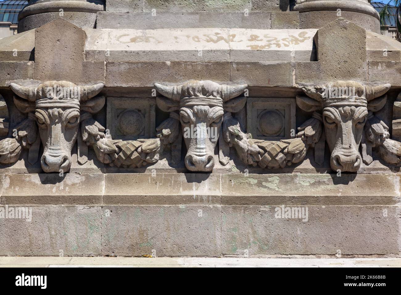 Un monument avec des têtes d'animaux en pierre sculptées devant le musée Bellas Artes à Santiago do Chile Banque D'Images