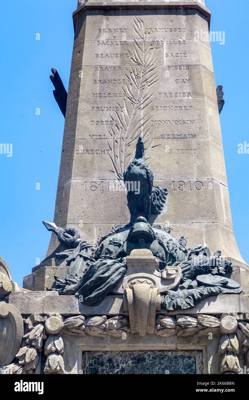 Une photo verticale d'un monument en face du musée Bellas Artes à Santiago do Chile Banque D'Images