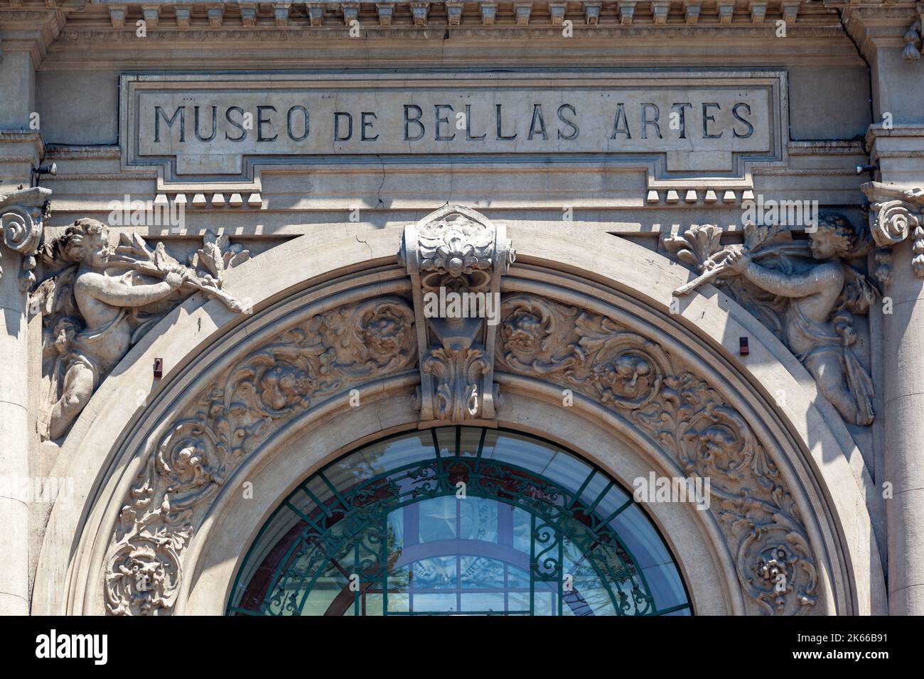 La façade du musée Bellas Artes à Santiago do Chile sur fond bleu ciel Banque D'Images