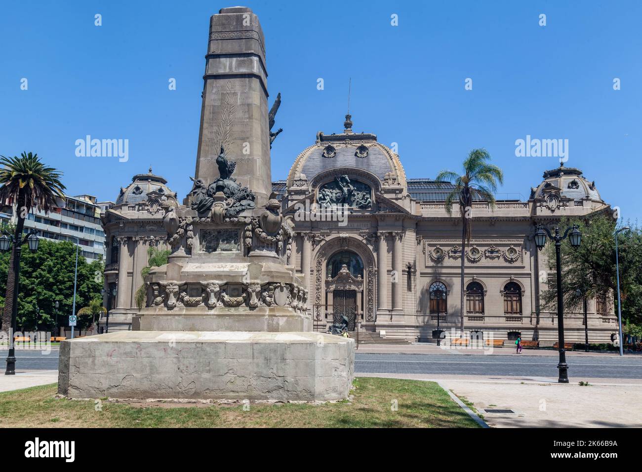 La façade du musée Bellas Artes à Santiago do Chile sur fond bleu ciel Banque D'Images