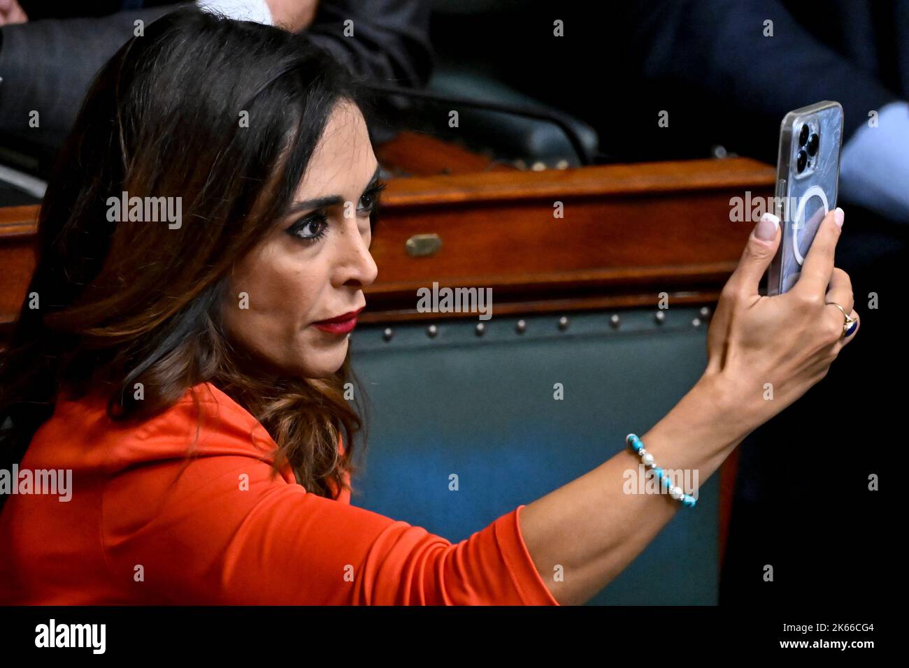 Darya Safai de N-va photographié lors d'une séance plénière de la Chambre au Parlement fédéral à Bruxelles le mercredi 12 octobre 2022, pour débattre du discours d'hier du Premier ministre pour présenter les plans politiques du gouvernement pour l'année. BELGA PHOTO DIRK WAEM Banque D'Images