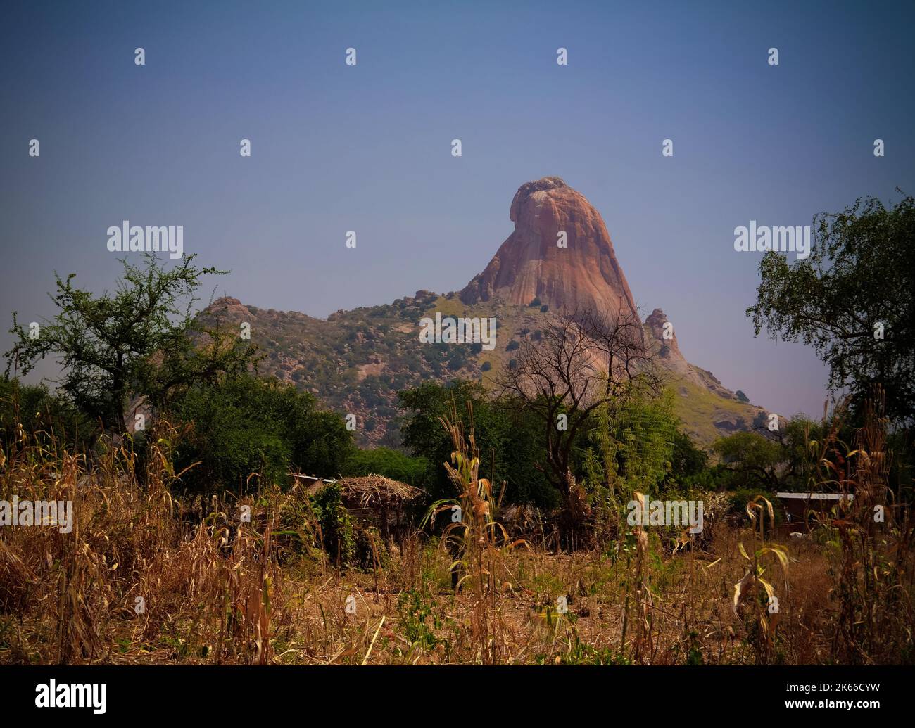 Paysage avec Mataya village de sara madjingaye tribu aka ou Ngambaye originaires ou Mbaye, Guéra, Chad Banque D'Images