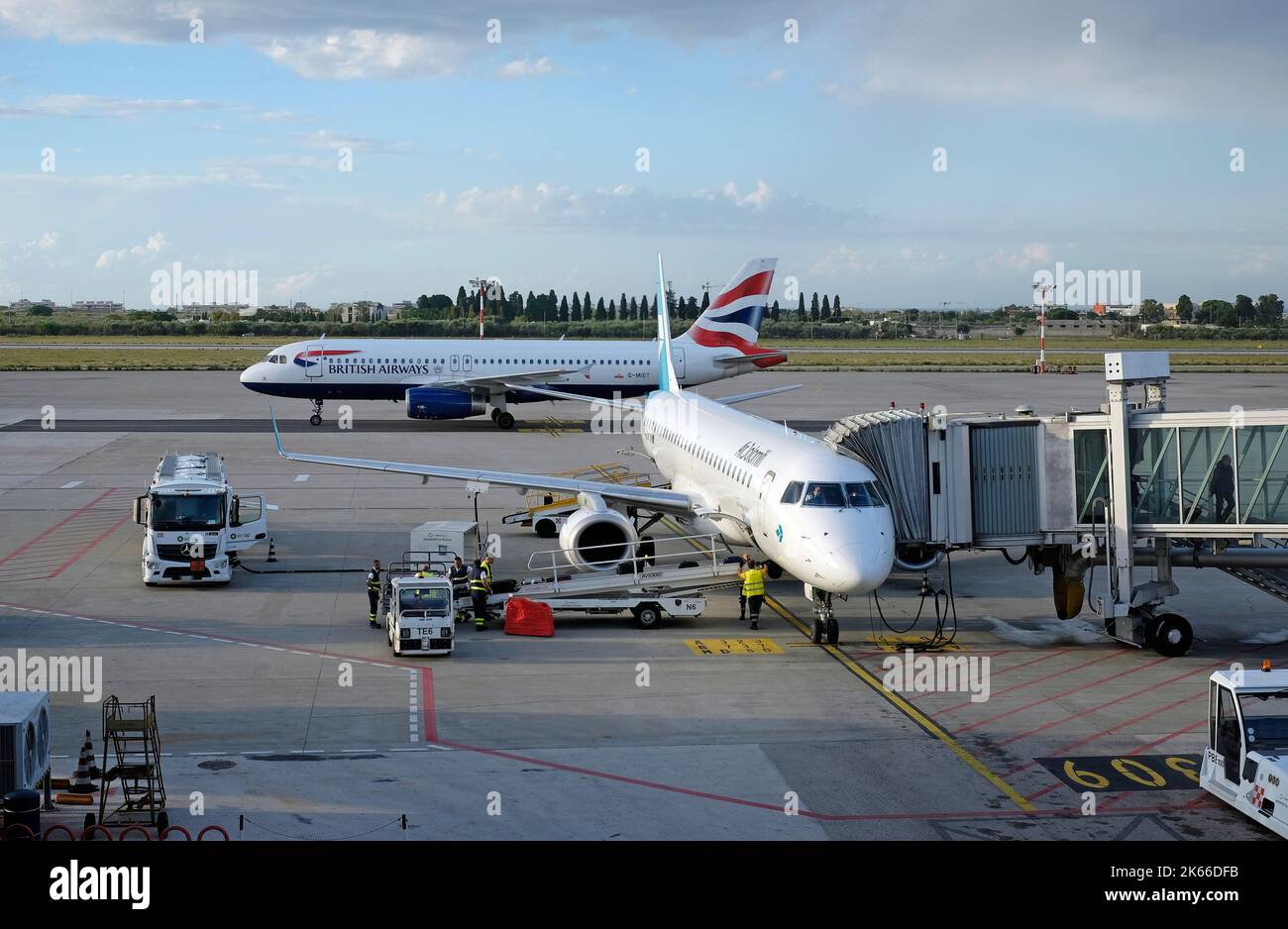 avion sur tarmac, aéroport international de bari, puglia, sud de l'italie Banque D'Images