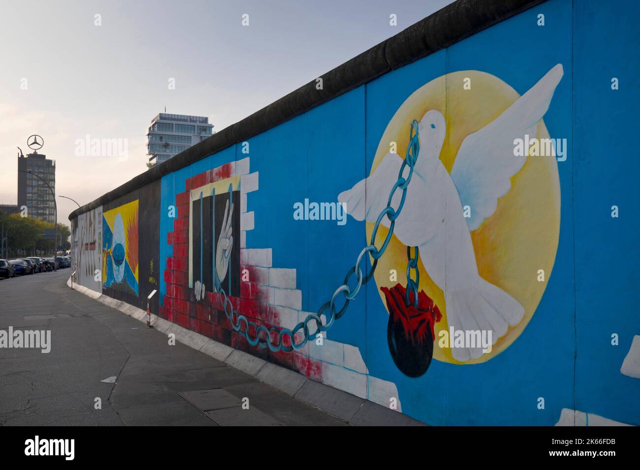Main murale enchaînée avec la paix colombe sur le résidu du mur de Berlin, East Side Gallery, Allemagne, Berlin Banque D'Images