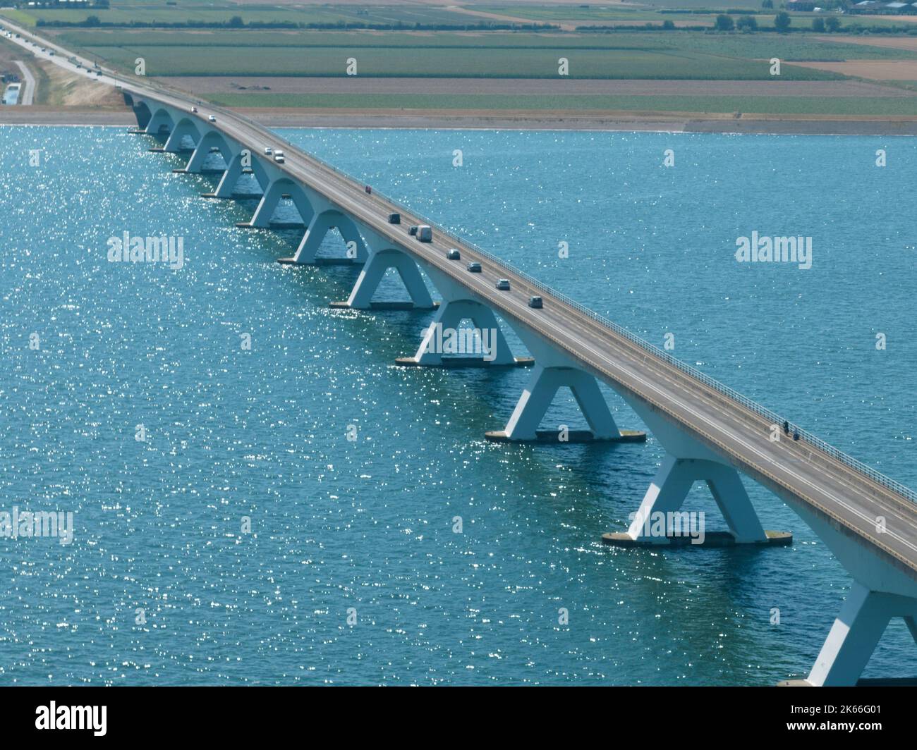 Pont de Zeelandbridge à l'infini dans la vue aérienne de drone de distance. Partie de Delta fonctionne. Infrastructure néerlandaise holland Zeeland. Livraison du transport Banque D'Images