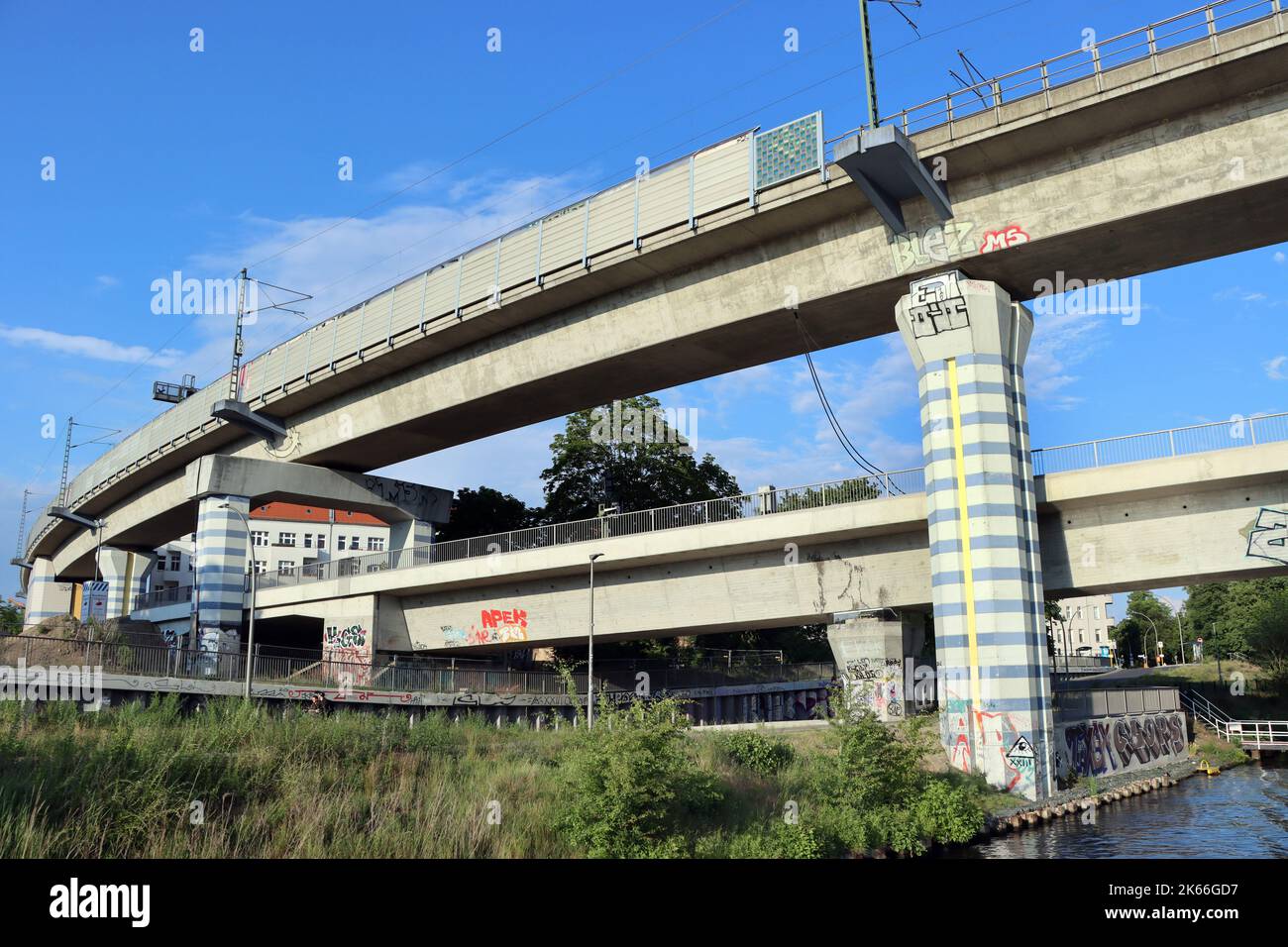 Pont de train de la ville au-dessus du canal de navire Berlin-Spandau, Allemagne, Berlin Banque D'Images