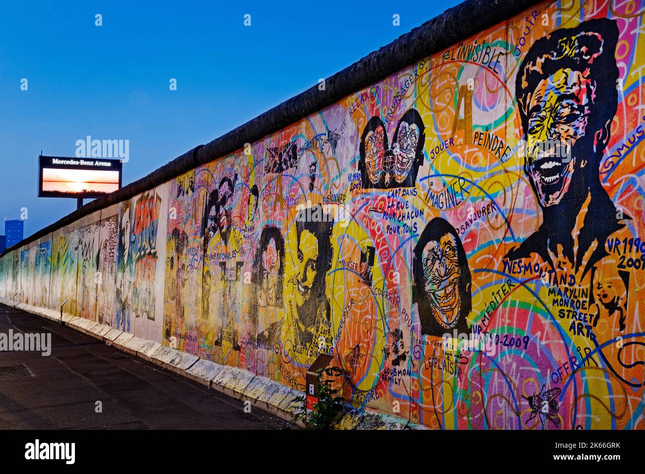 Peintures murales sur le résidu du mur de Berlin, East Side Gallery, dans la soirée, Allemagne, Berlin Banque D'Images