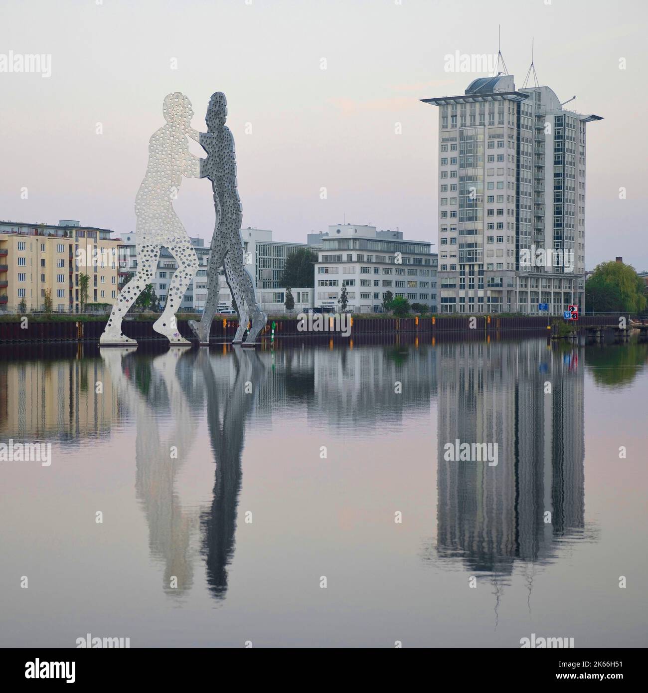 Molecule Man, œuvre d'art monumentale dans la Spree le matin avec les Twin Towers Treptow, Allemagne, Berlin Banque D'Images