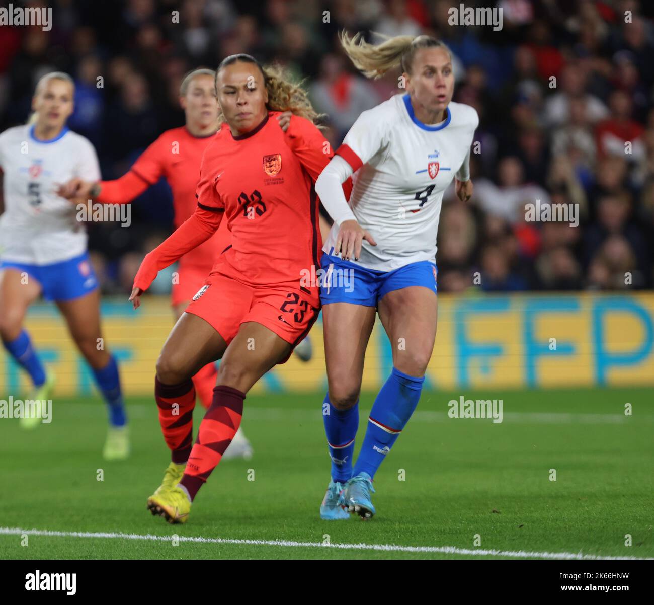 BRIGHTON ENGLAND - OCTOBRE 11:L-R Ebony Salmon(Houston Dash)of England Women et Petra Bertholdova(Sparta Prague)of Czech Republic pendant l'internat des femmes Banque D'Images